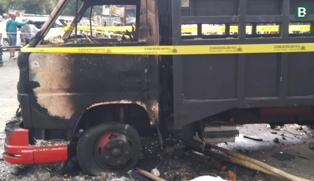 Những chiếc xe cháy trơ khung. ẢNH: BOLA