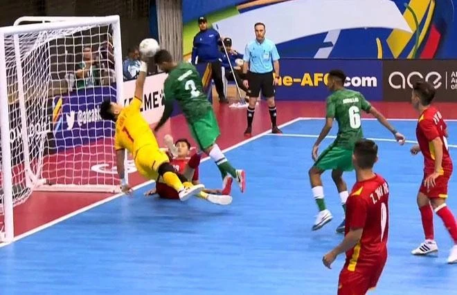 Hồ Văn Ý cứu thua cực hay trong trận Việt Nam thắng Saudi Arabia 3-1.
