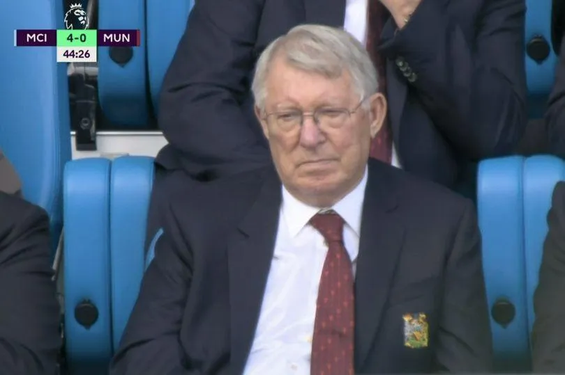 Fergie với gương mặt khắc khổ chứng kiến MU bị Man City hạ nhục. ẢNH: VIAPLAY