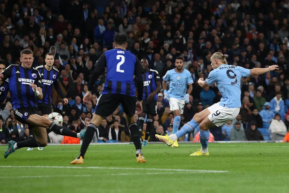 Erling Haaland tiếp tục lập cú đúp trong chiến thắng 5 sao của Man City. Ảnh: Getty