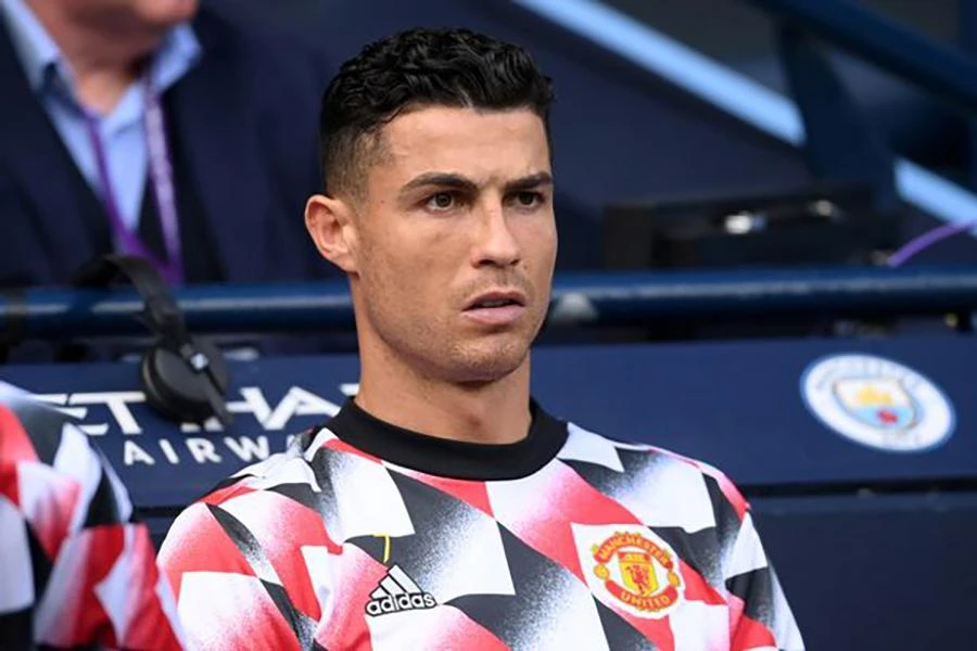 Ronaldo thường xuyên phải chứng kiến các đồng đội thi đấu trên sân. ẢNH: GETTY