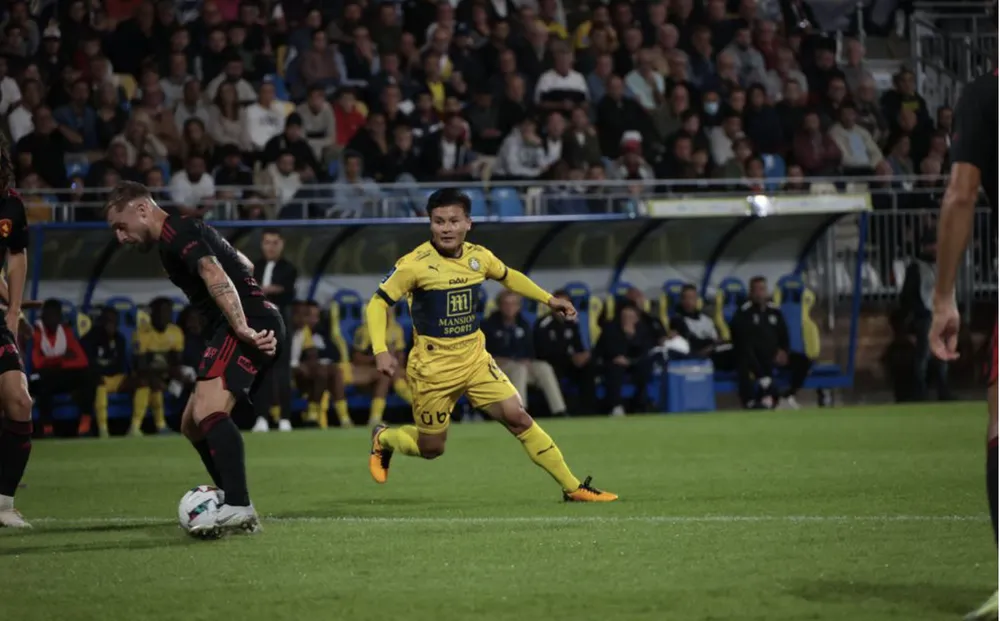 Quang Hải trong trận đấu với Rodez. Ảnh: La Republique des Pyrenees