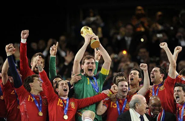 Casillas là đội trưởng tuyển Tây Ban Nha nâng cao chức vô địch World Cup 2010. ẢNH: GETTY Casillas là đội trưởng tuyển Tây Ban Nha nâng cao chức vô địch World Cup 2010. ẢNH: GETTY