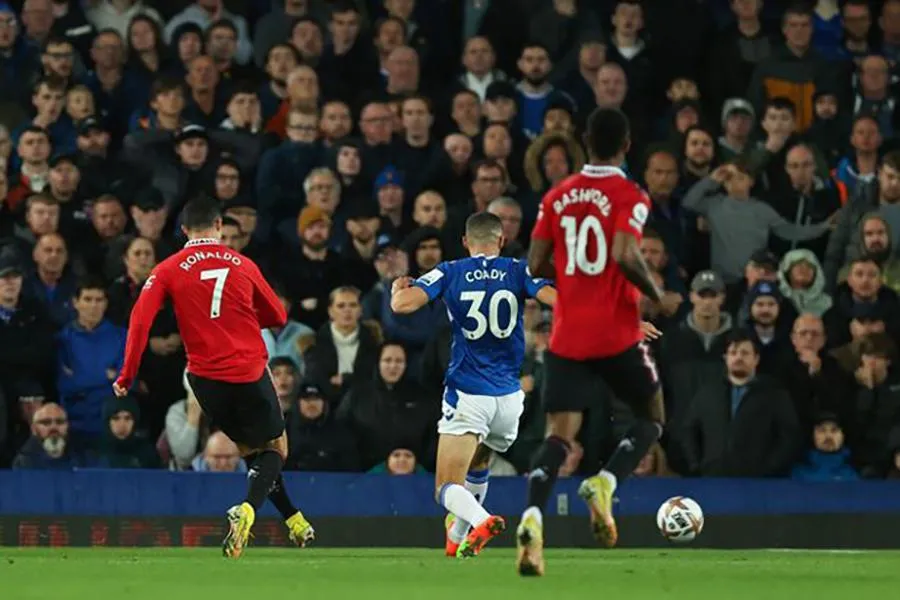 Pha dứt điểm ghi bàn đầu tiên ở mùa này tại đấu trường Premier League của Ronaldo. ẢNH: GETTY Pha dứt điểm ghi bàn đầu tiên ở mùa này tại đấu trường Premier League của Ronaldo. ẢNH: GETTY