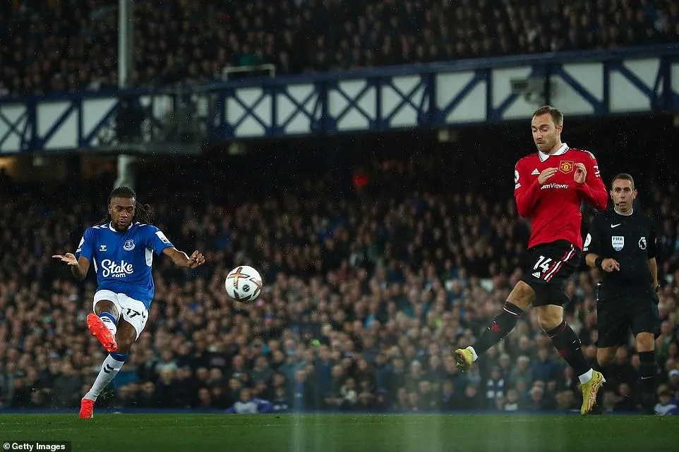 Iwobi trừng phạt sai lầm của MU. ẢNH: GETTY Iwobi trừng phạt sai lầm của MU. ẢNH: GETTY