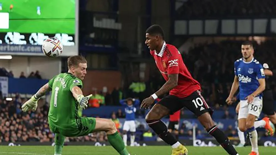 Rashford đi bóng qua 3 cầu thủ, kể cả thủ môn Pickford trước khi sút tung lưới Everton nhưng... ẢNH: GETTY Rashford đi bóng qua 3 cầu thủ, kể cả thủ môn Pickford trước khi sút tung lưới Everton nhưng... ẢNH: GETTY