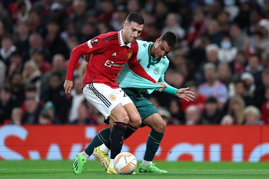 Dalot có xu hướng dâng cao và bó vào trong. ẢNH: GETTY