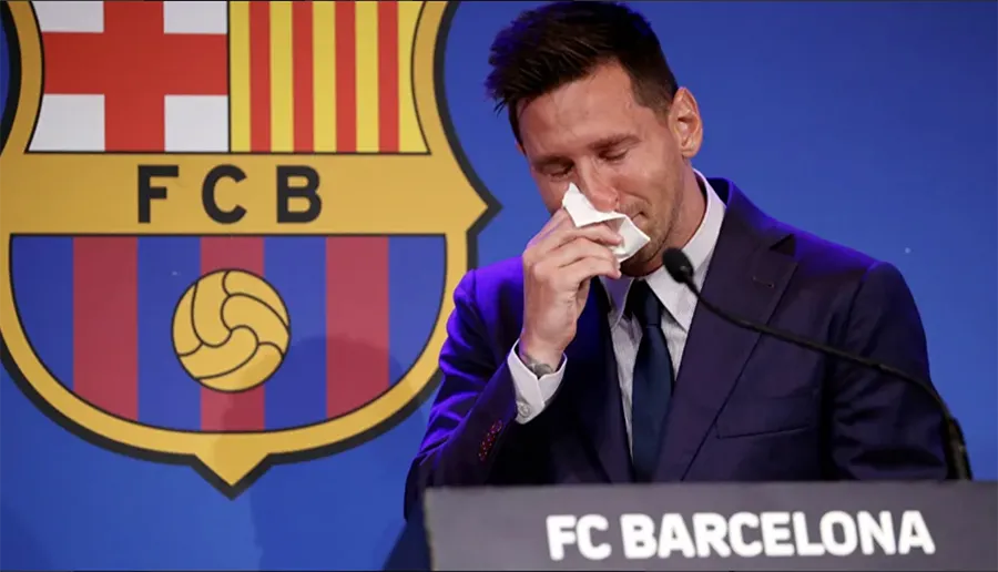 ... Lionel Messi dùng khăn lau nước mắt trong buổi họp báo chia tay Barcelona vào ngày 8-8-2021.