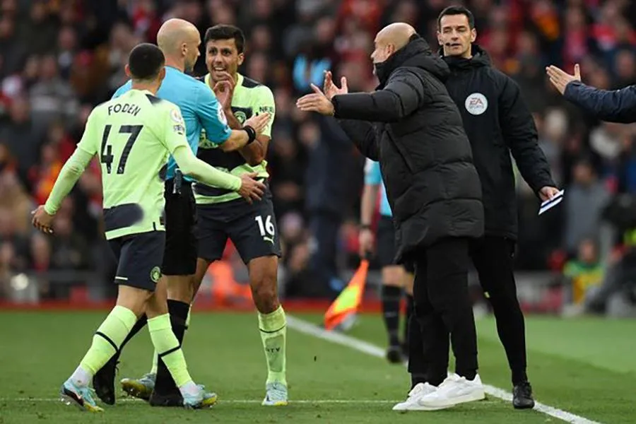 Pep Guardiola bày tỏ sự phẫn nộ khi trọng tài Taylor không công nhận bàn thắng của Foden. ẢNH: GETTY Pep Guardiola bày tỏ sự phẫn nộ khi trọng tài Taylor không công nhận bàn thắng của Foden. ẢNH: GETTY