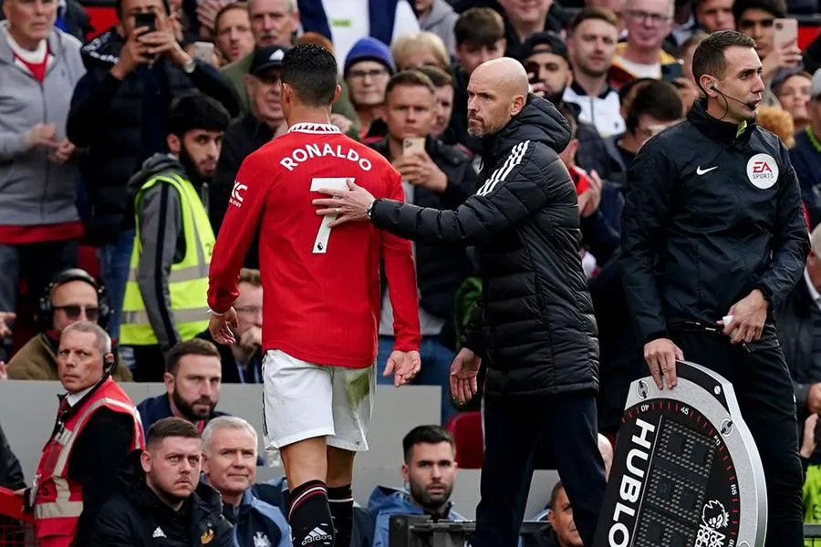 Ten Hag giải thích lí do đưa Ronaldo ra nghỉ là vì muốn xoay vòng cầu thủ giữa lịch thi đấu dày đặc. ẢNH: PA