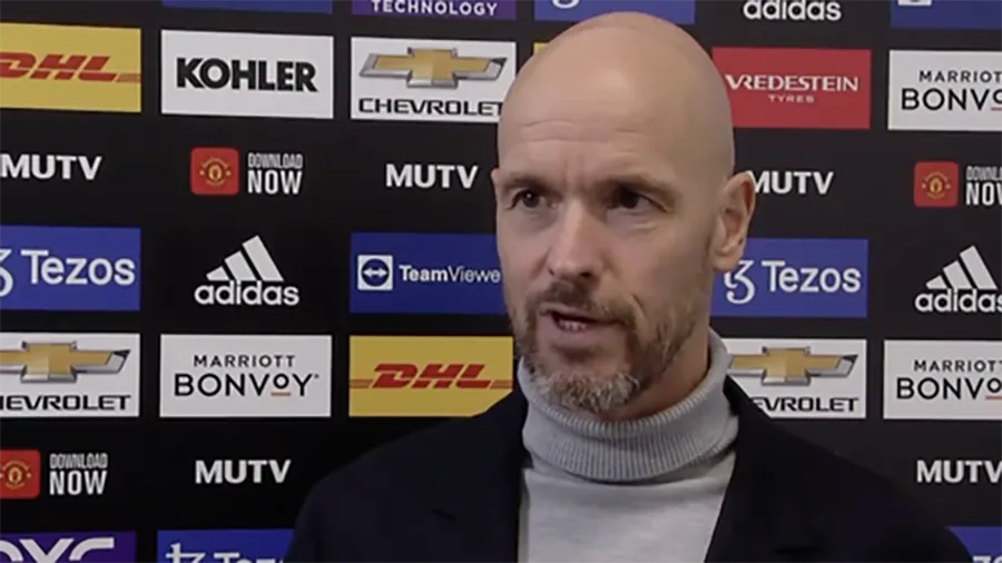 HLV Ten Hag thất vọng vì MU bỏ lỡ 2 cơ hội ghi bàn. ẢNH: MIRROR