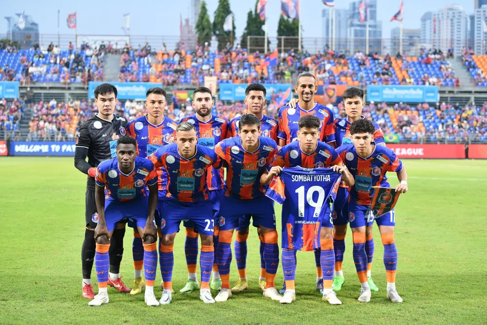 Madam Pang đầu tư rất nhiều tiền vào đội hình Thai Port nhưng vẫn chưa đạt kết quả tốt trên sân cỏ. ẢNH: SIAM SPORT Madam Pang đầu tư rất nhiều tiền vào đội hình Thai Port nhưng vẫn chưa đạt kết quả tốt trên sân cỏ. ẢNH: SIAM SPORT