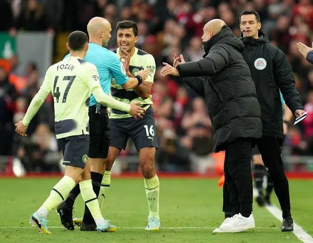 Pep Guardiola đã bị ném đồng xu vào người nhưng không trúng. ẢNH: GETTY Pep Guardiola đã bị ném đồng xu vào người nhưng không trúng. ẢNH: GETTY