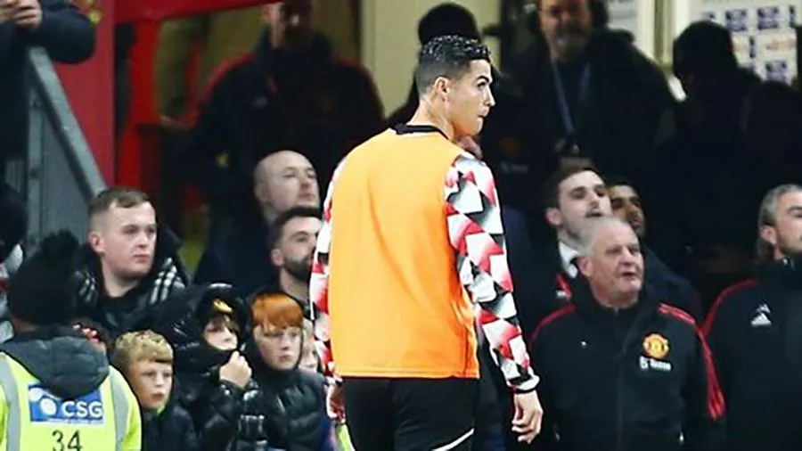 Hành động 'quay lưng' với đội bóng khiến Ronaldo bị MU phạt nặng. ẢNH: MIRROR Hành động 'quay lưng' với đội bóng khiến Ronaldo bị MU phạt nặng. ẢNH: MIRROR