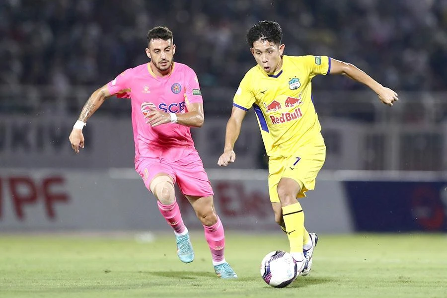 Bầu Đức và các cầu thủ HA Gia Lai không ngờ có ngày mình cũng phải lo trụ hạng như đối thủ Hà Tĩnh. Ảnh: ANH PHƯƠNG