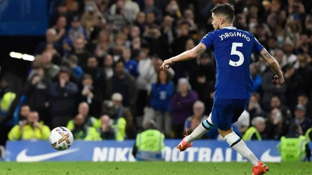 Jorginho thực hiện thành công quả 11m giúp Chelsea có lợi thế dẫn trước. Ảnh: Getty