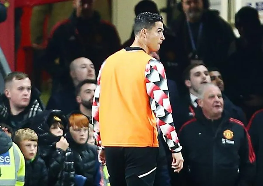 Ronaldo từ chối vào sân thay người và bỏ ra về sớm trong những phút cuối trận MU thắng Tottenham 2-0 trên sân Old Trafford. ẢNH: REX