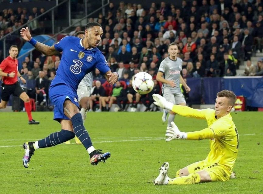 Aubameyang có ít nhất 3 cơ hội đối mặt với thủ thành Salzburg nhưng thực hiện không thành công. Ảnh: Getty