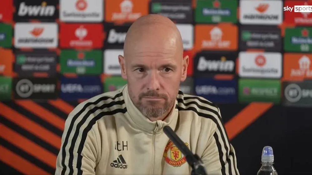 Ten Hag khá bực bội khi các phóng viên cứ hỏi về Ronaldo chứ không đề cập gì đến trận đấu sắp tới của MU. ẢNH: SKY SPORTS