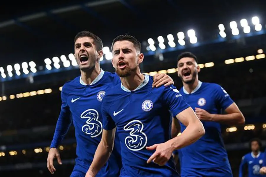 Jorginho và các cầu thủ Chelsea ăn mừng bàn thắng sau quả phạt đền gây tranh cãi. ẢNH: GETTY Jorginho và các cầu thủ Chelsea ăn mừng bàn thắng sau quả phạt đền gây tranh cãi. ẢNH: GETTY