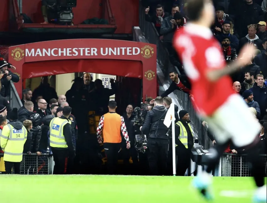 Ronaldo từ chối vào sân thay người và đi vào đường hầm sân Old Trafford trước khi trận đấu giữa MU và Tottenham kết thúc. ẢNH: REX