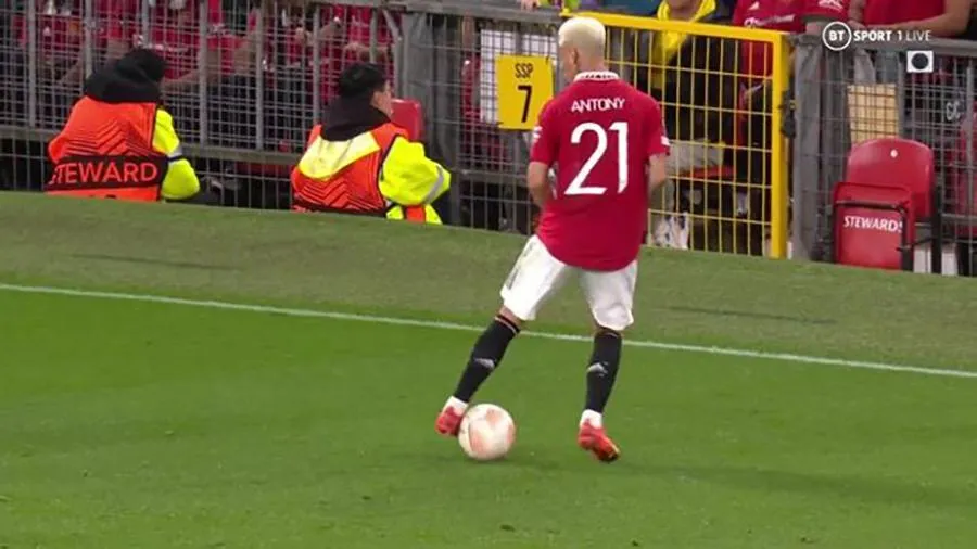 Antony thể hiện skill khiến anh chịu nhiều chỉ trích. ẢNH: BT SPORTS Antony thể hiện skill khiến anh chịu nhiều chỉ trích. ẢNH: BT SPORTS