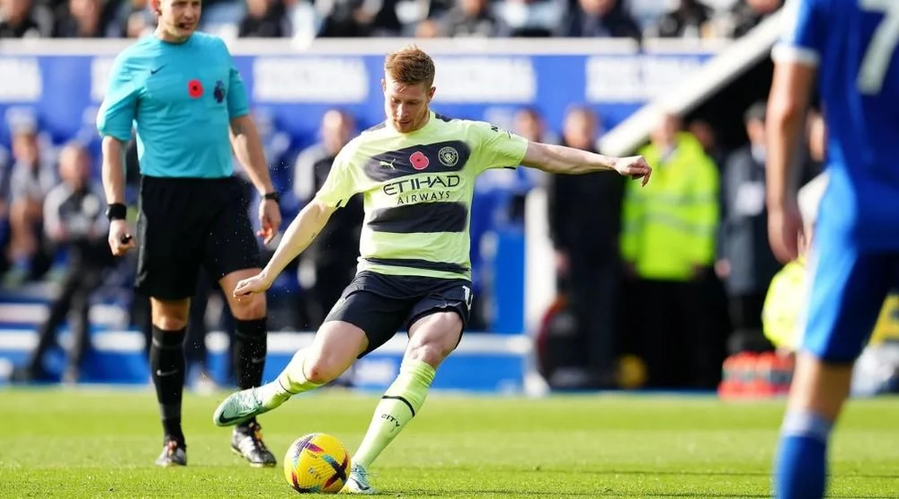 Kevin De Bruyne tỏa sáng với siêu phẩm đá phạt. Ảnh: Getty