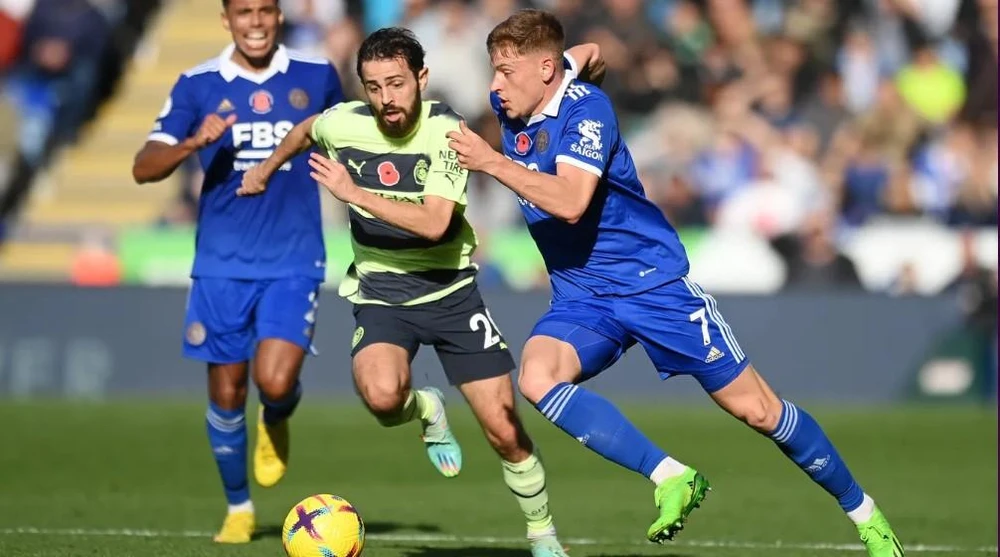 Leicester City bất lực khi tìm cách ngăn cản Man City. Ảnh: Getty