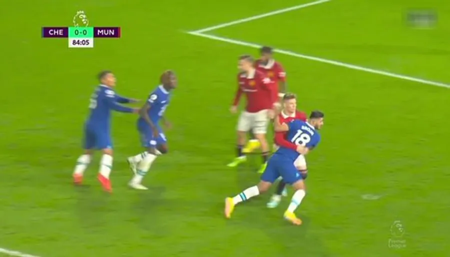 McTominay phạm lỗi trong vòng cấm dẫn đến việc MU chịu phạt đền trước Chelsea. ẢNH: MIRROR