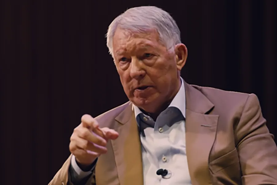 Sir Alex vừa khó chịu nhưng cũng rất tôn trọng Zola. Ảnh: MIRROR