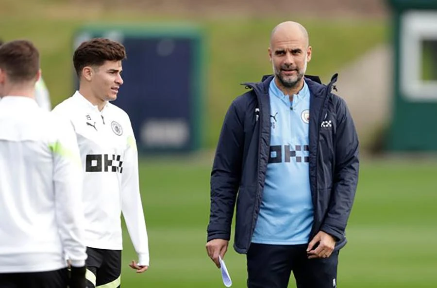 Pep Guardiola sẽ ở lại Anh huấn luyện các cầu thủ Man City thay vì sang Qatar xem World Cup. ẢNH: GETTY