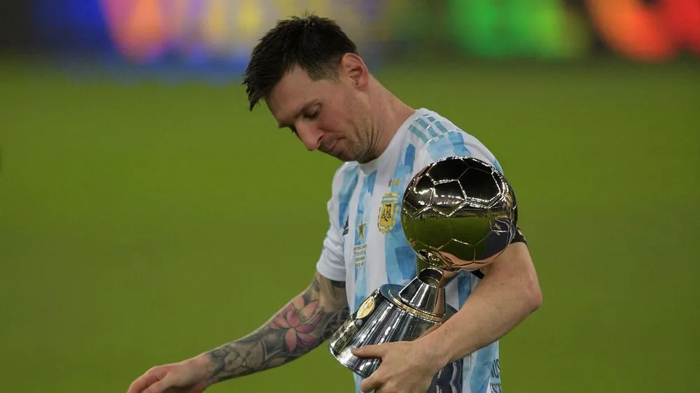 Messi sung sướng với chiếc cúp vô địch Copa America. ẢNH: GETTY
