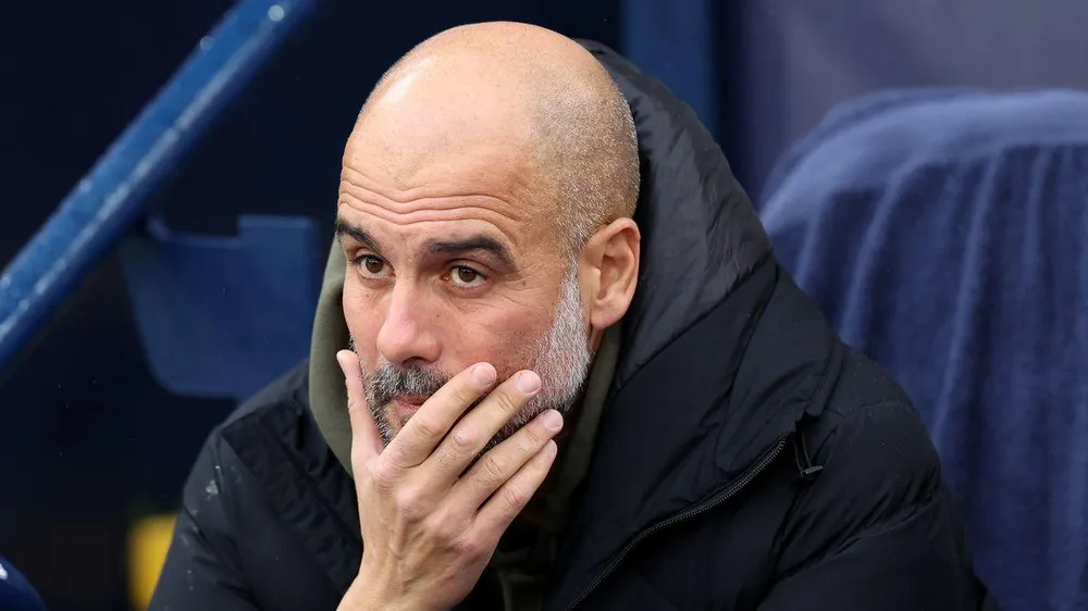 Pep Guardiola có thể suy tính về tương lai trước đây, nhưng bây giờ khi chứng kiến đội nhà chiến đấu không biết mệt mỏi, có lẽ ông sẽ chọn cách ở lại Man City. ẢNH: GETTY