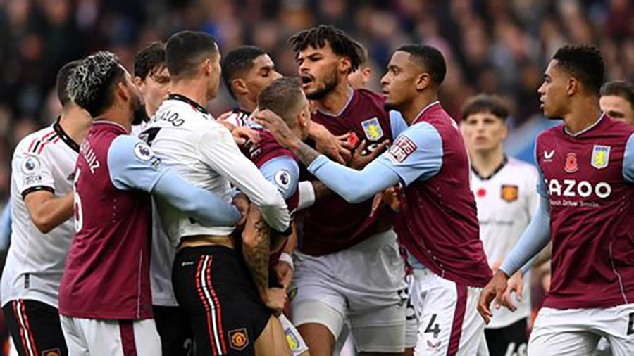 Ronaldo xô xát và 'đấu vật' với Mings. ẢNH: GETTY