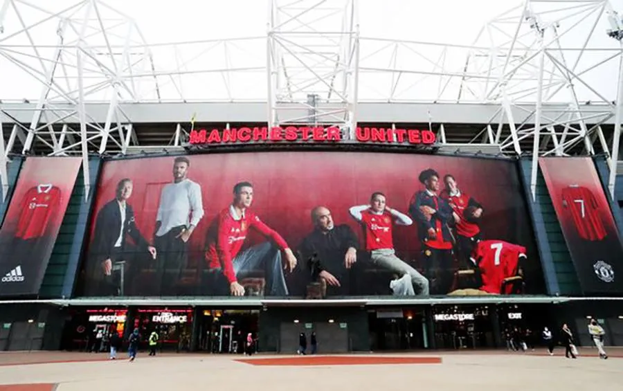 Ronaldo xuất hiện trên tấm banner lớn treo ngoài sân Old Trafford cùng các huyền thoại từng mang áo số 7. ẢNH: EAMONN AND JAMES CLARKE