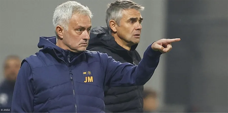 Mourinho giận dữ chỉ ra một cầu thủ phản bội ông và AS Roma vì thái độ thi đấu thiếu chuyên nghiệp. ẢNH: ANSA, CORRIERE DELLO SPORT