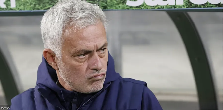Mourinho đã sẵn sàng đuổi Rick Karsdorp khỏi AS Roma? ẢNH: ANSA, CORRIERE DELLO SPORT