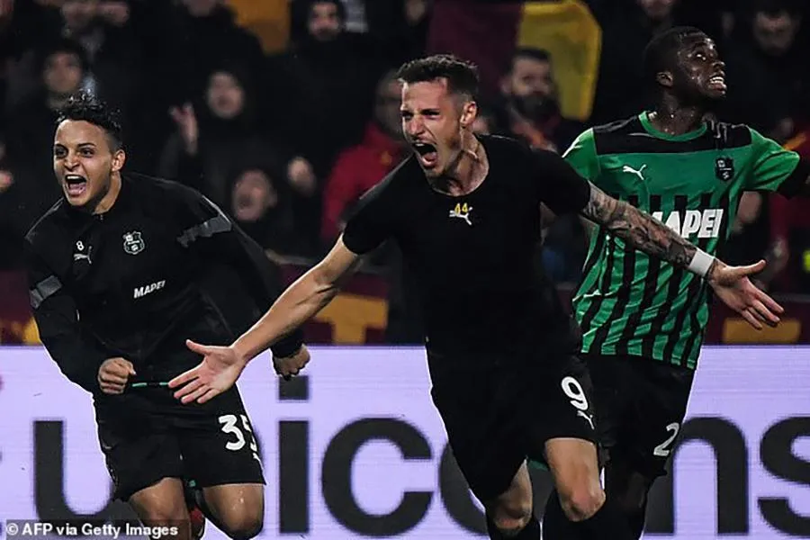 Bàn thắng gỡ hòa của Andrea Pinamonti khiến AS Roma không thể có 3 điểm. ẢNH: GETTY