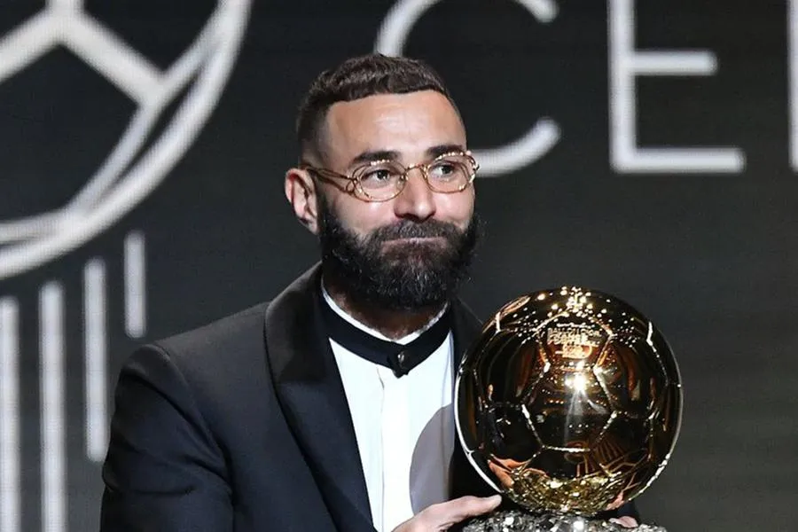 Benzema giành quả bóng vàng 2022. ẢNH: GETTY Karim benzema
