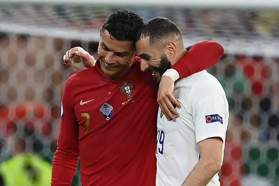 Ronaldo và Benzema ôm nhau vui vẻ trong trận Bồ Đào Nha đối đầu Pháp. ẢNH: GETTY Ronaldo và Benzema