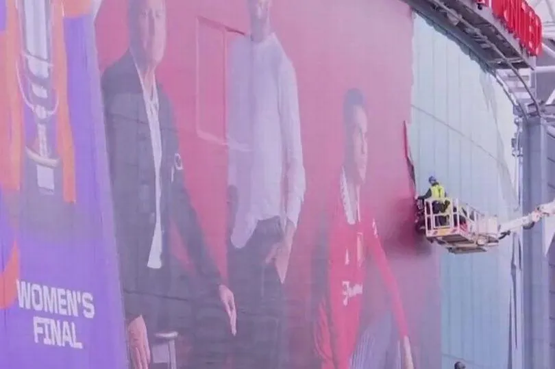 Hình ảnh khổng lồ của Ronaldo đã bị MU gỡ bỏ. ẢNH: MIRROR