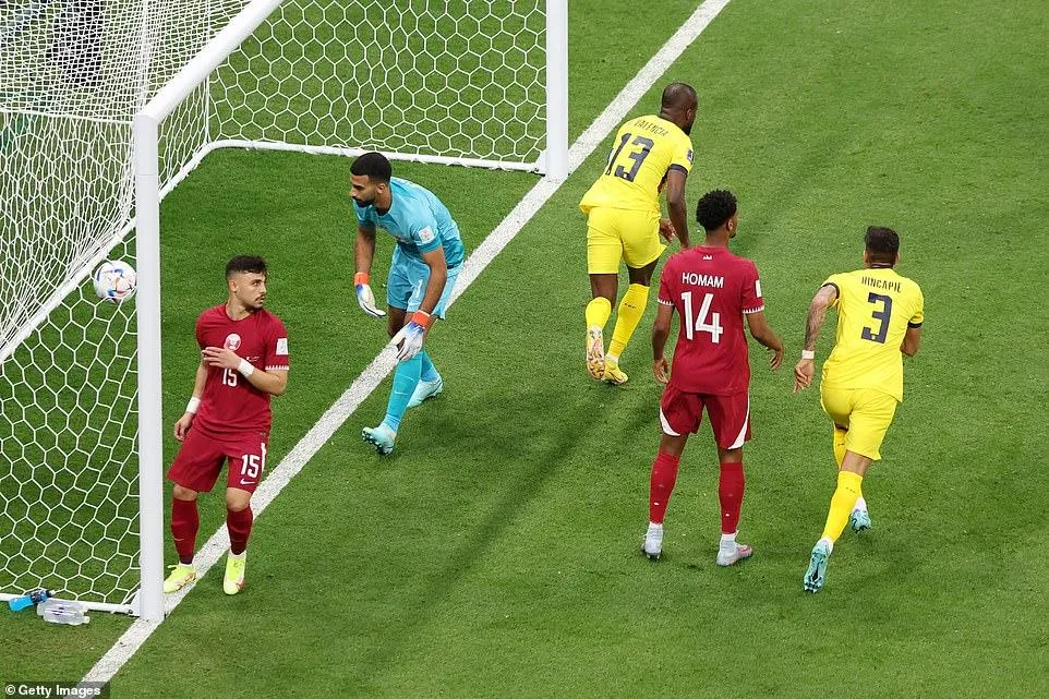 Enner Valencia làm tung lưới Qatar.