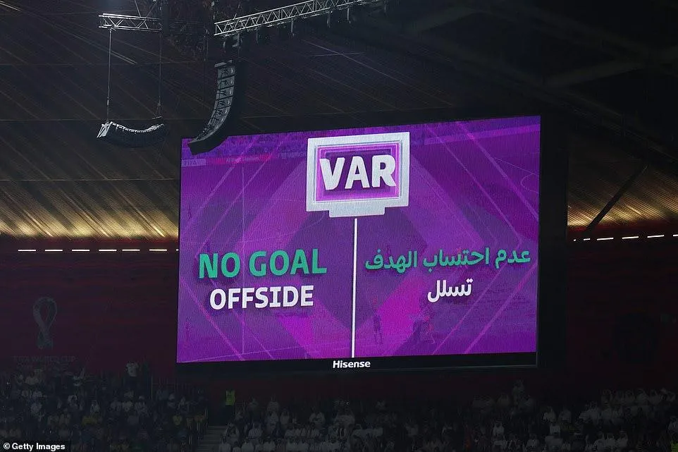 VAR không công nhận bàn thắng của Ecuador