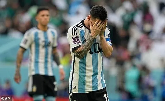 Messi ôm mặt không tin Argentina của anh lại thua Saudi Arabia. ẢNH: AP