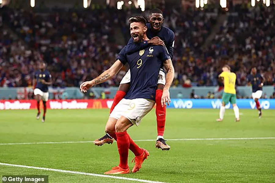 Giroud ăn mừng bàn thắng thứ 50 cho đội tuyển Pháp
