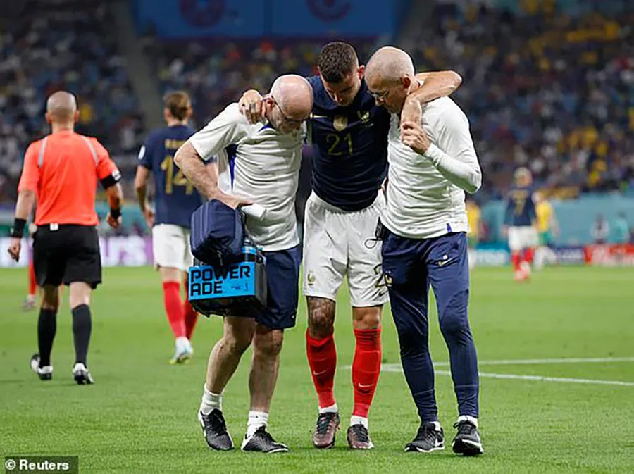 Lucas Hernandez chấn thương rời sân