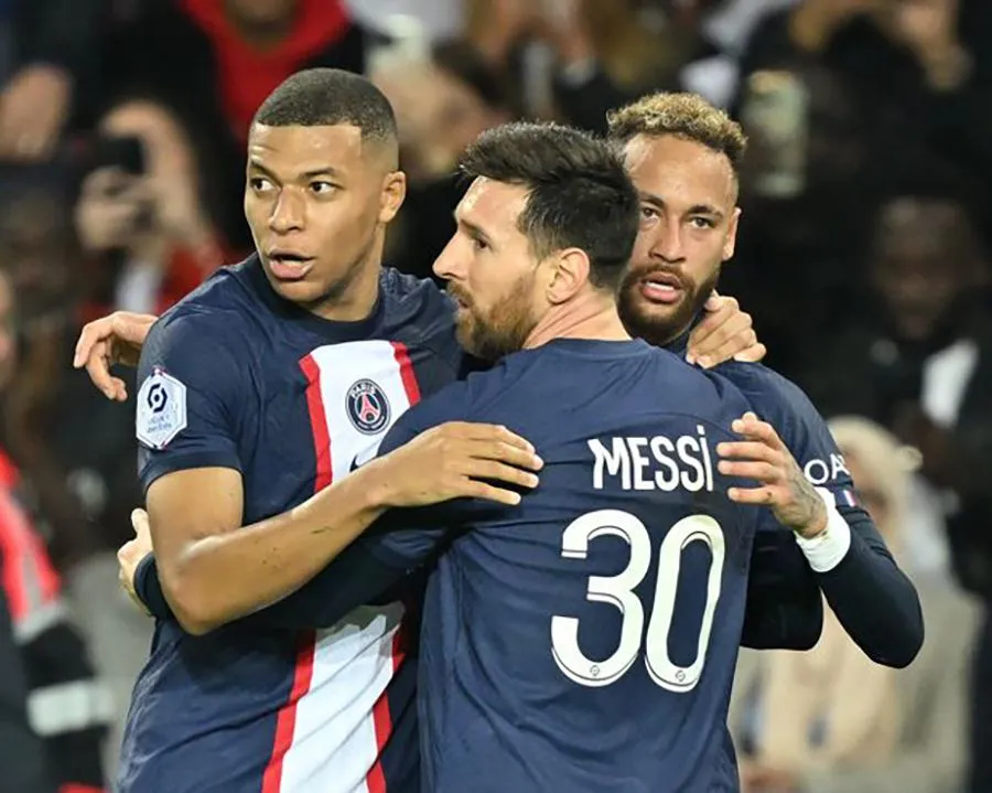 Ronaldo có thể chơi bóng cùng Messi, Mbappe và Neymar tại PSG? ẢNH: GETTY Ronaldo có thể chơi bóng cùng Messi, Mbappe và Neymar tại PSG