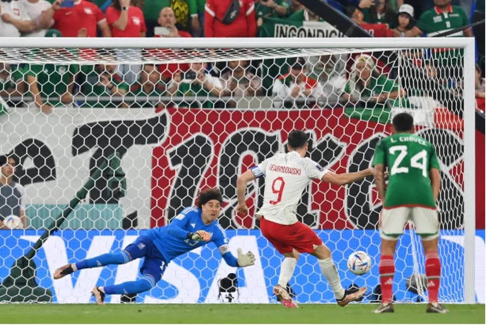 Ochoa đánh bại Lewandowski trên chấm phạt đền. Ảnh: GETTY Ochoa đánh bại Lewandowski trên chấm phạt đền. Ảnh: GETTY