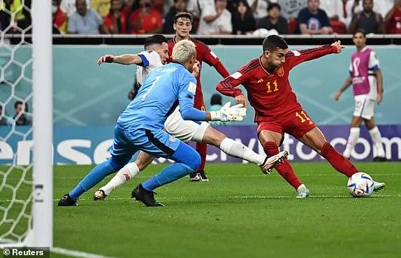 Tây Ban Nha quá mạnh so với Costa Rica. Ảnh: REUTERS