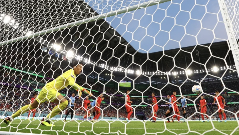 Pha đánh đầu trúng cột dọc Hàn Quốc của Godin. ẢNH: REUTERS Pha đánh đầu trúng cột dọc Hàn Quốc của Godin. ẢNH: REUTERS